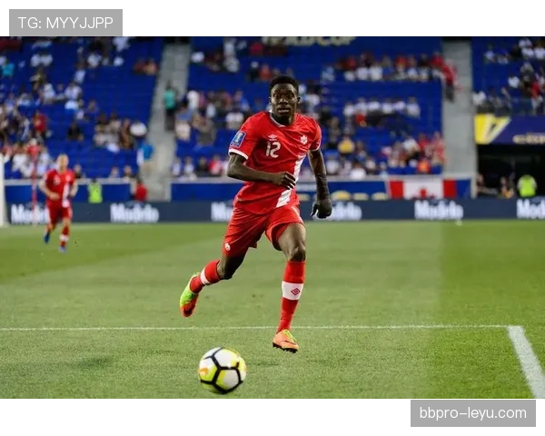 托比亚斯荣膺欧洲青年最佳奖项，闪耀足坛新星引关注