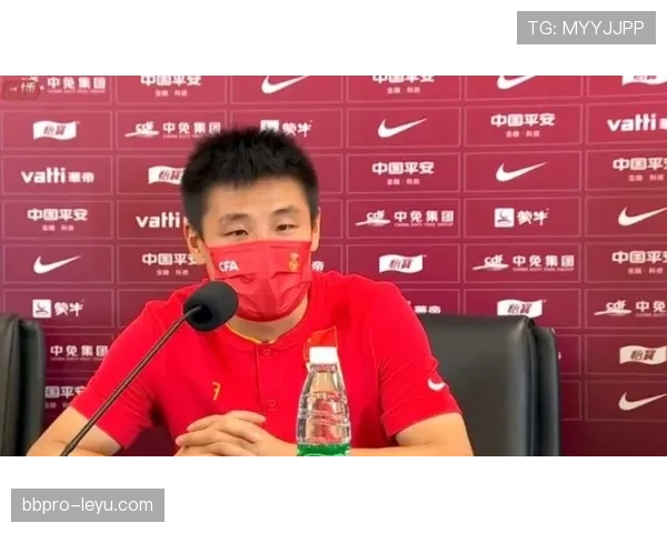 意大利球迷蒂福西以热情与创意点燃赛场,持续营造震撼氛围 意大利球迷蒂福西以热情与创意点燃赛场,持续营造震撼氛围